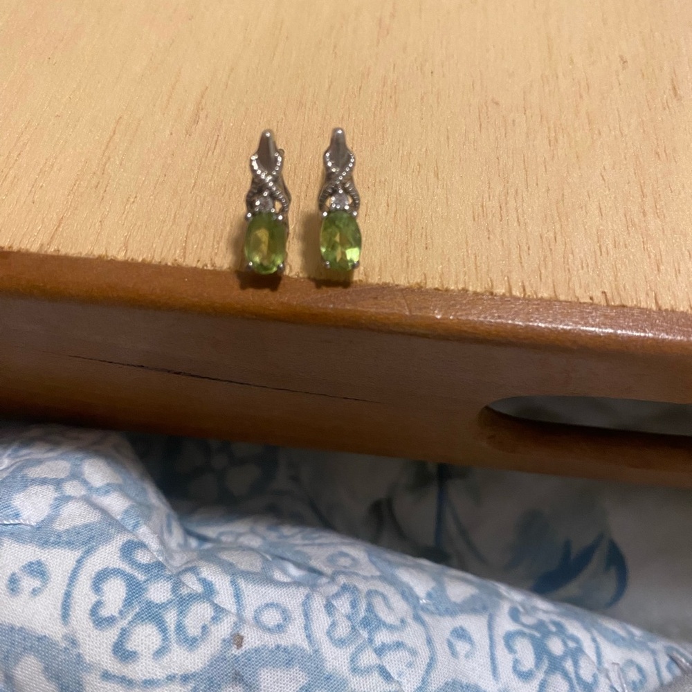 Avon (2012?)Elegant Silver and Green Earrings august peridot.